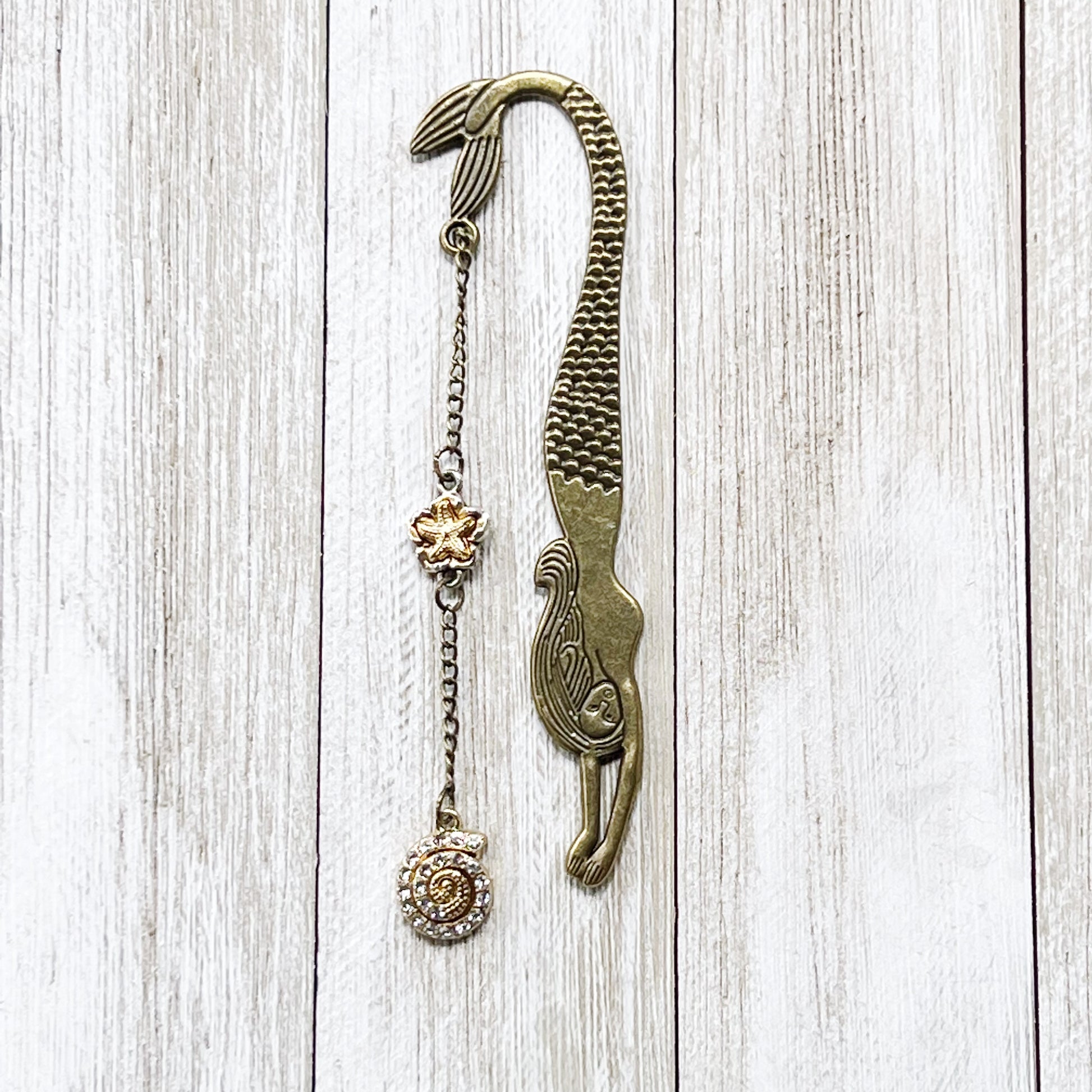 Metal Mermaid Bookmark with Seashell Dangle Chain Charm - Stylish & Unique Reading Accessory
