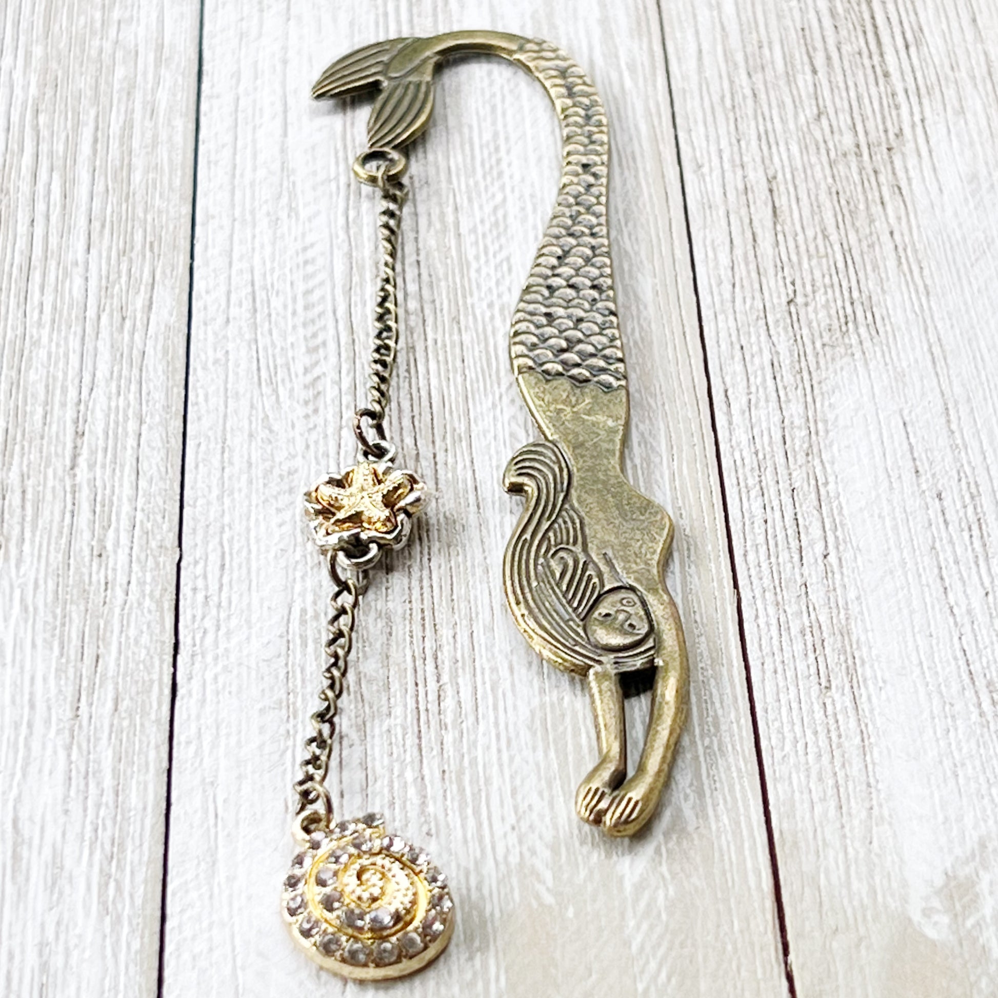 Metal Mermaid Bookmark with Seashell Dangle Chain Charm - Stylish & Unique Reading Accessory