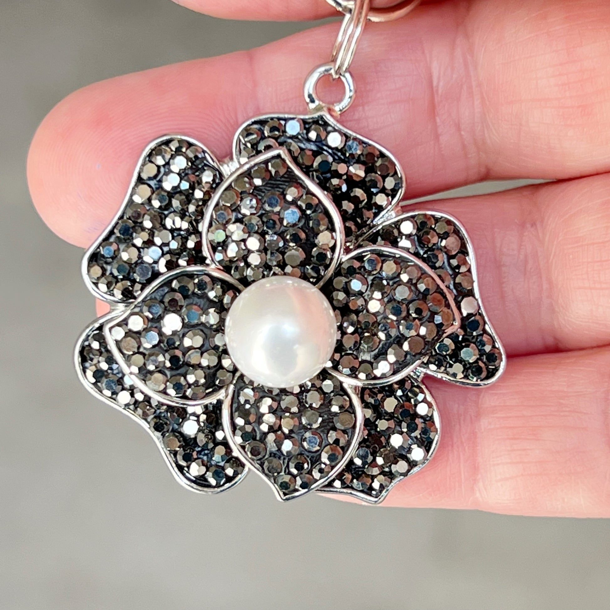 Flower Purse Charm with Rhinestones & Pearl: Elegant Accessory for Your Bag
