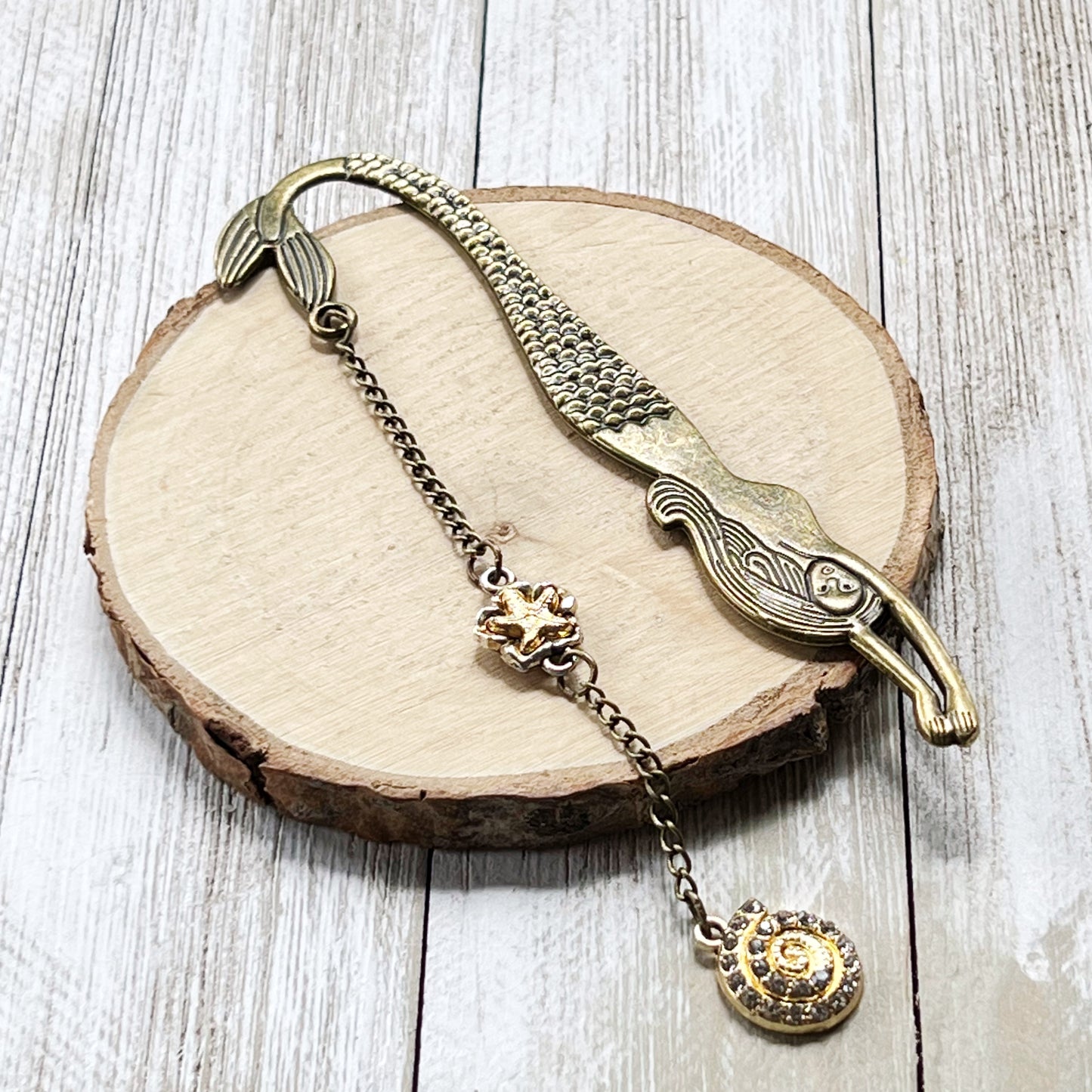 Metal Mermaid Bookmark with Seashell Dangle Chain Charm - Stylish & Unique Reading Accessory
