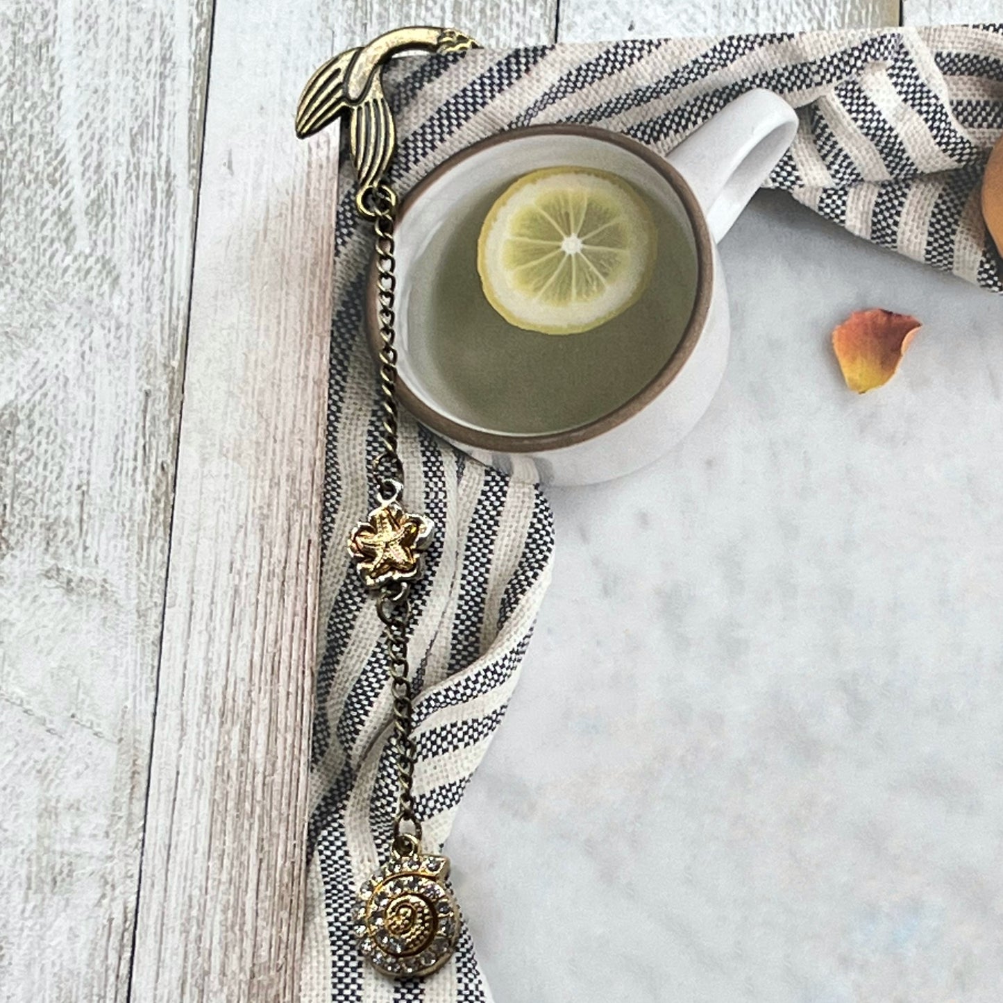 Metal Mermaid Bookmark with Seashell Dangle Chain Charm - Stylish & Unique Reading Accessory