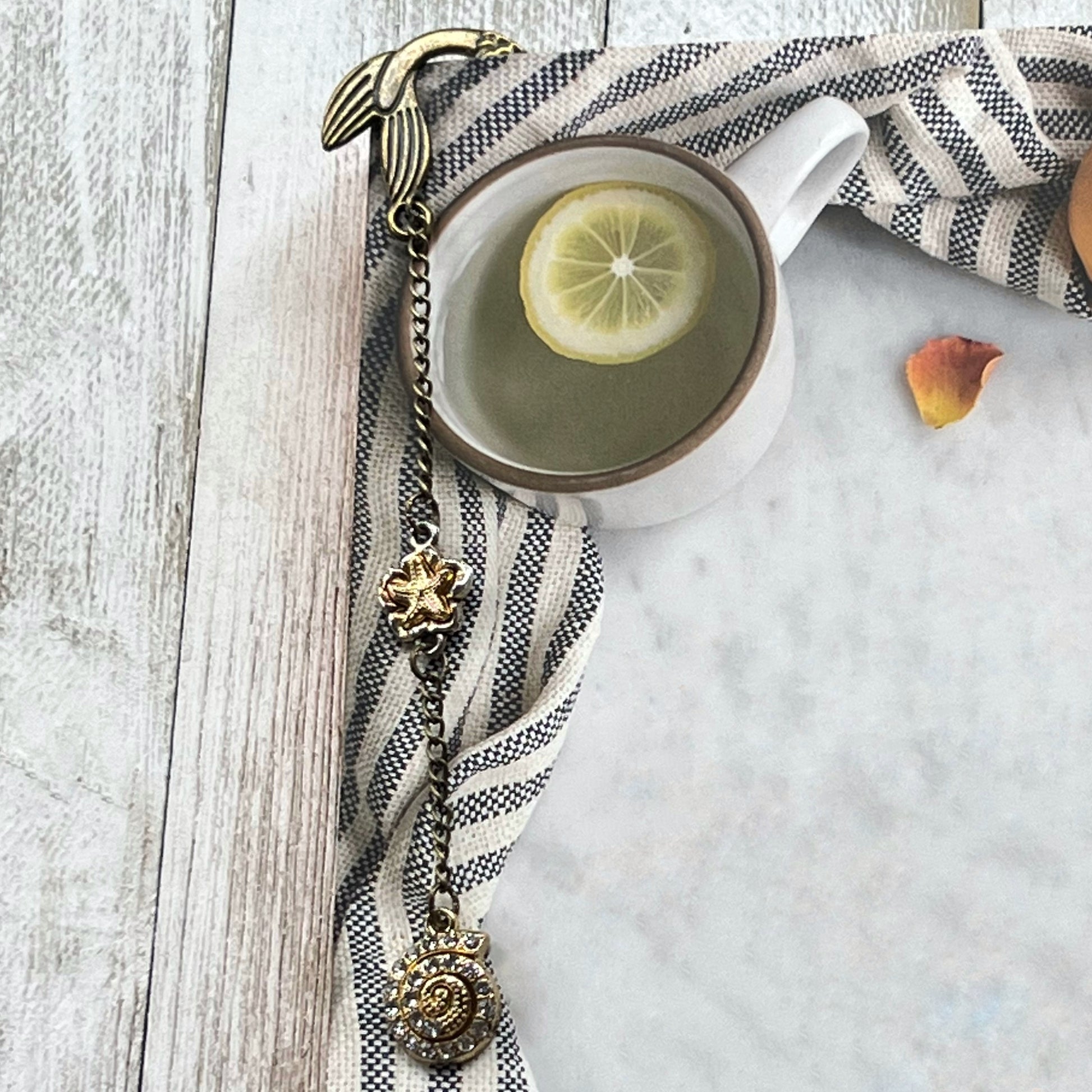 Metal Mermaid Bookmark with Seashell Dangle Chain Charm - Stylish & Unique Reading Accessory