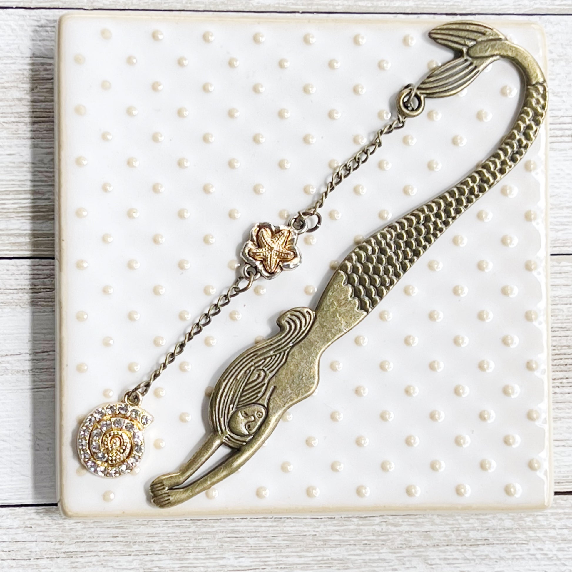 Metal Mermaid Bookmark with Seashell Dangle Chain Charm - Stylish & Unique Reading Accessory
