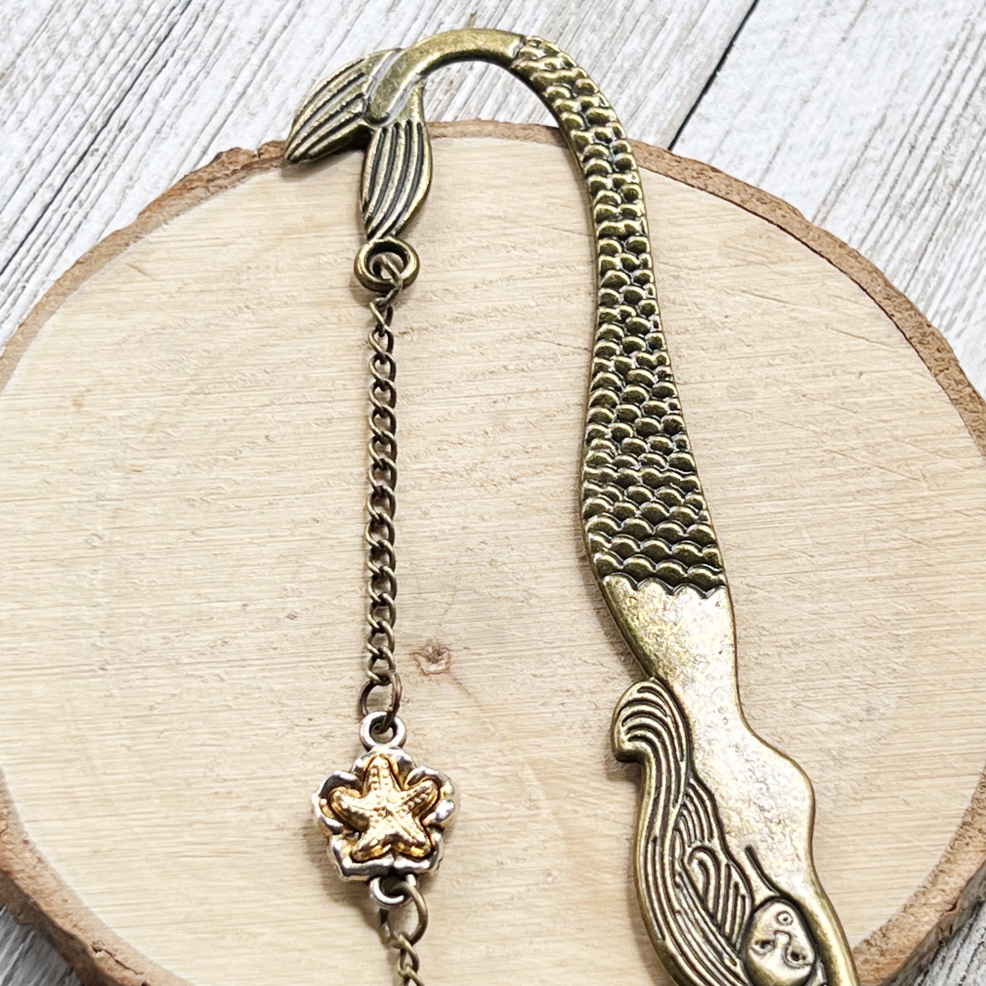 Metal Mermaid Bookmark with Seashell Dangle Chain Charm - Stylish & Unique Reading Accessory
