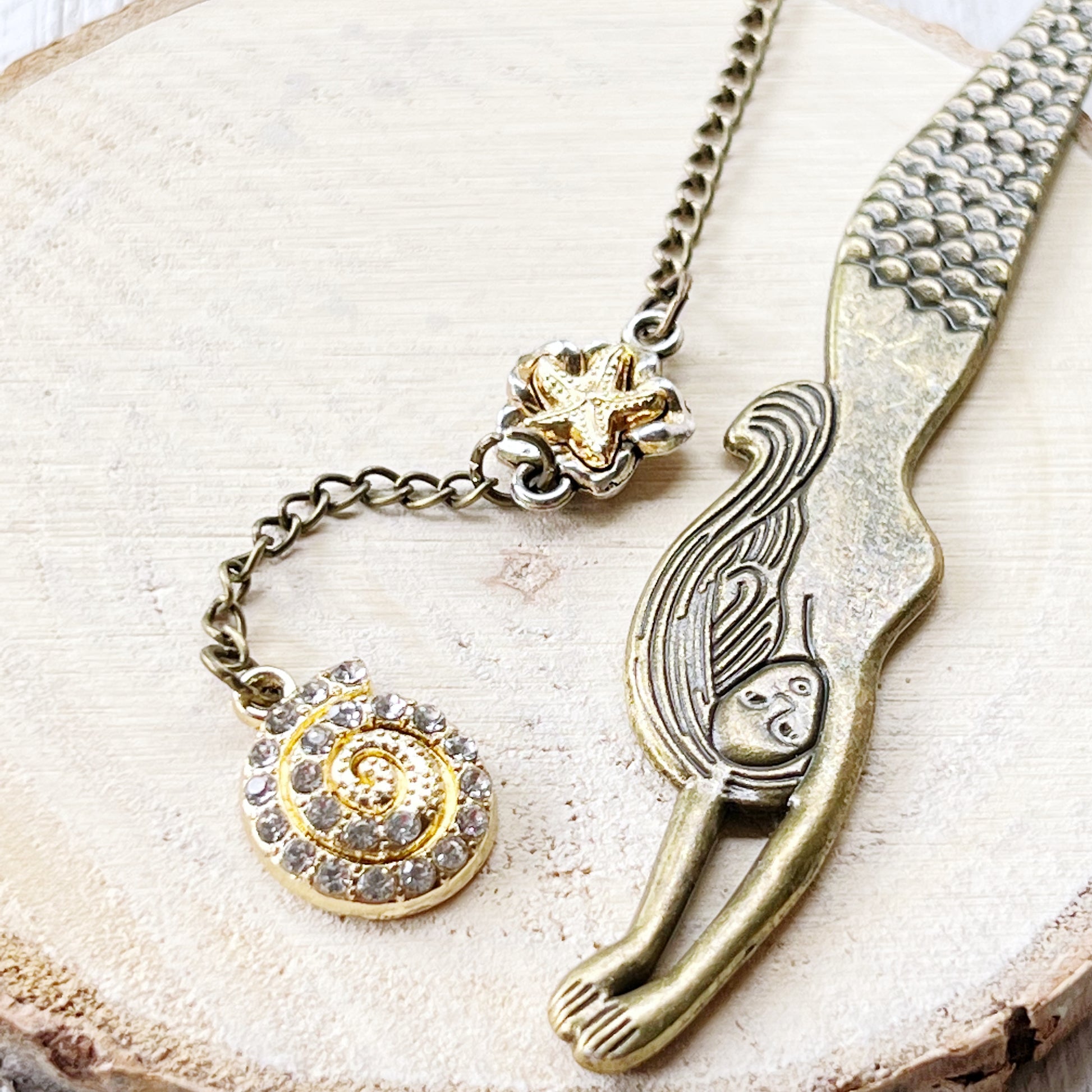 Metal Mermaid Bookmark with Seashell Dangle Chain Charm - Stylish & Unique Reading Accessory