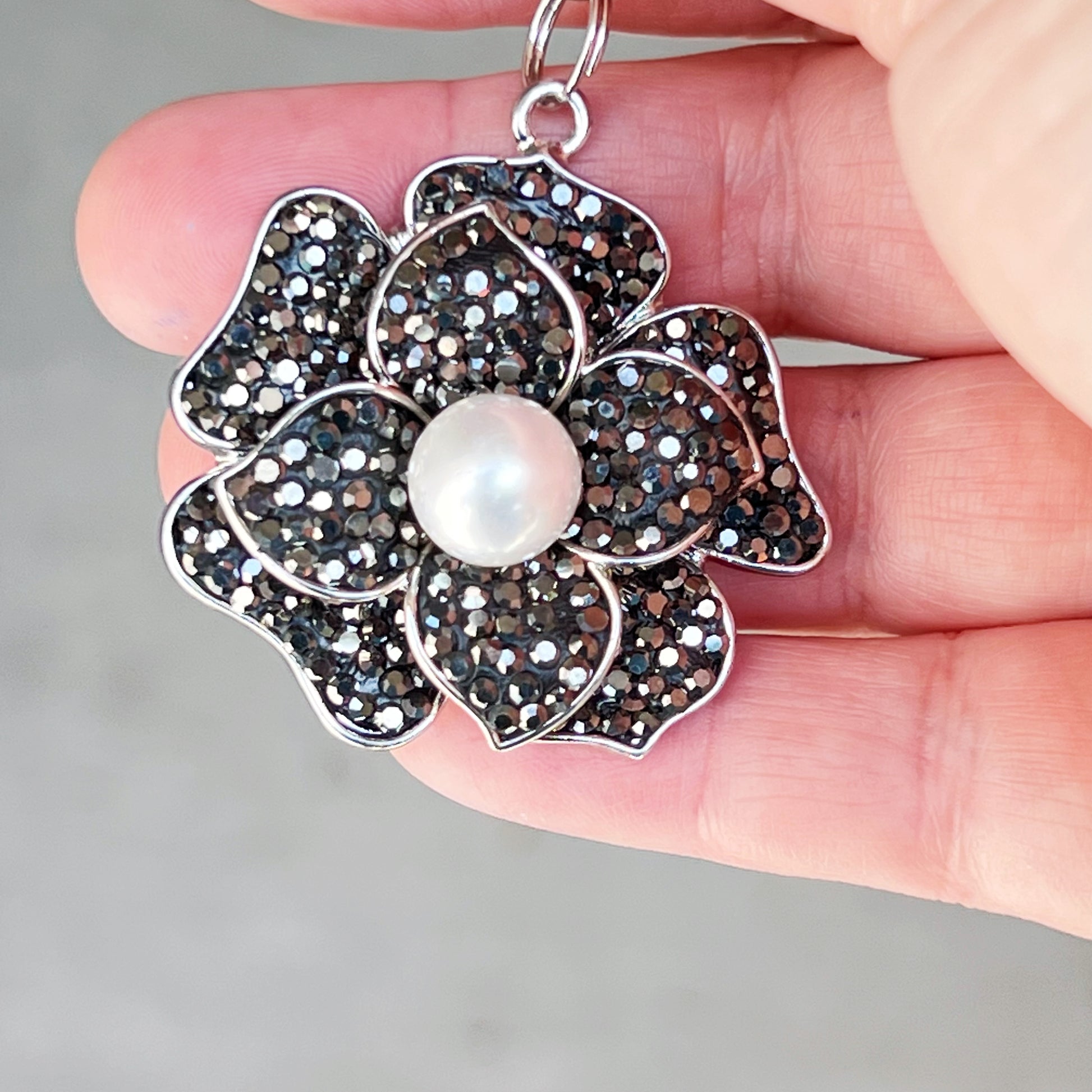 Flower Purse Charm with Rhinestones & Pearl: Elegant Accessory for Your Bag