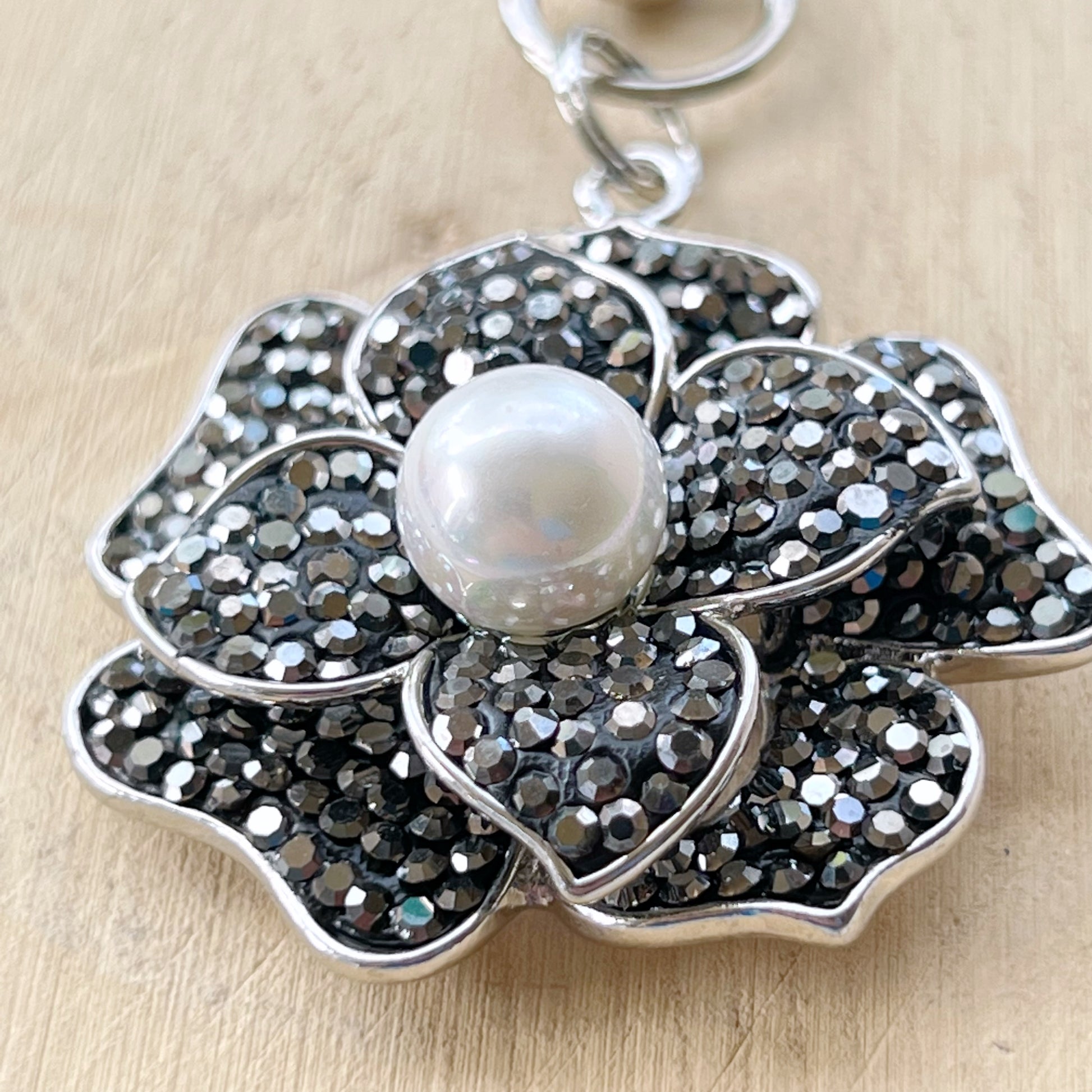 Flower Purse Charm with Rhinestones & Pearl: Elegant Accessory for Your Bag