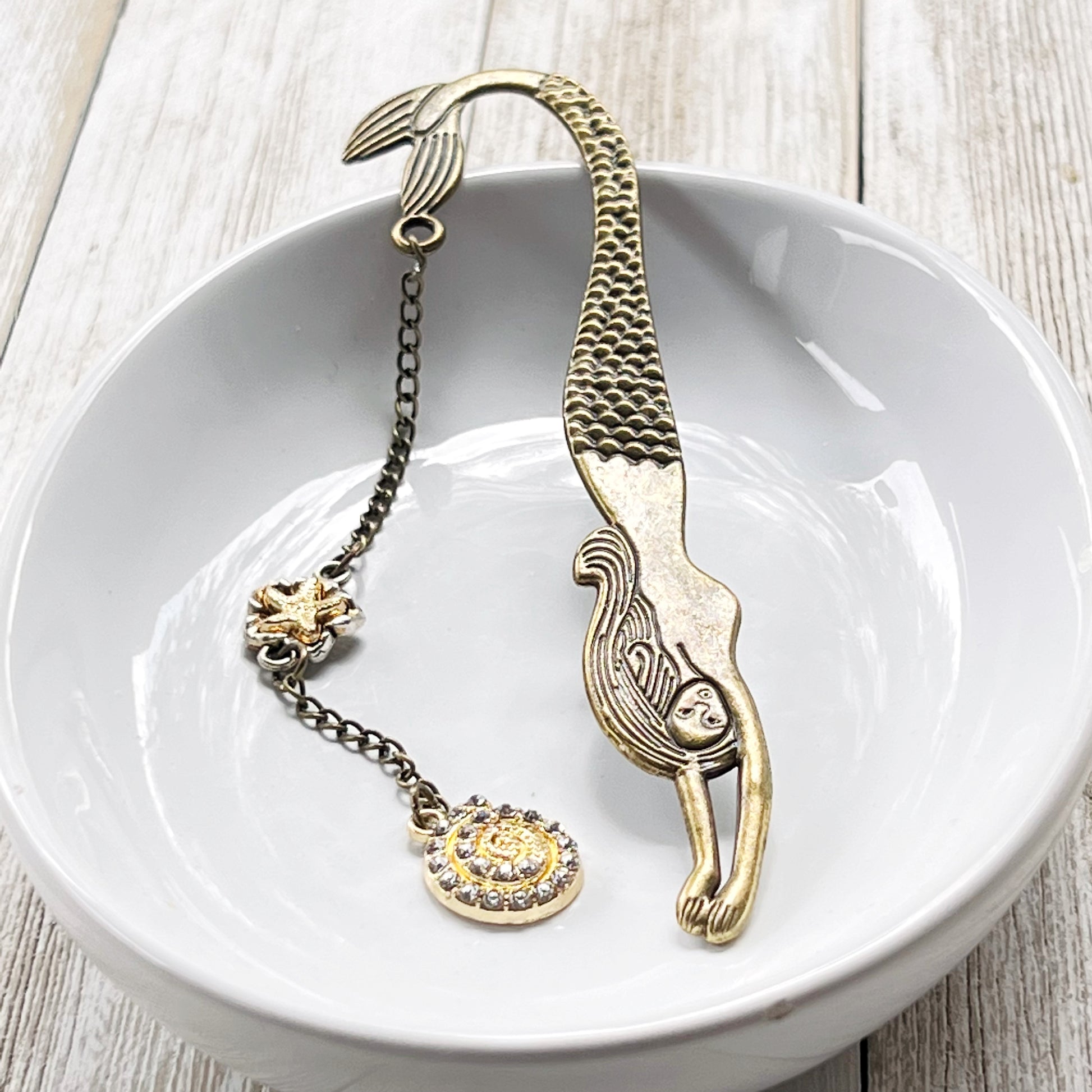 Metal Mermaid Bookmark with Seashell Dangle Chain Charm - Stylish & Unique Reading Accessory