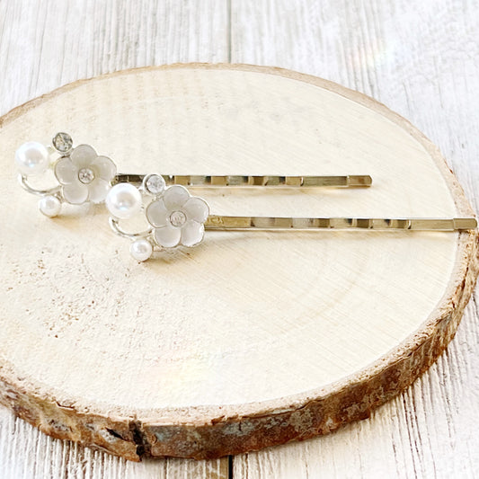 White Flower Pearl & Rhinestone Hair Pins: Elegant Silver Accents