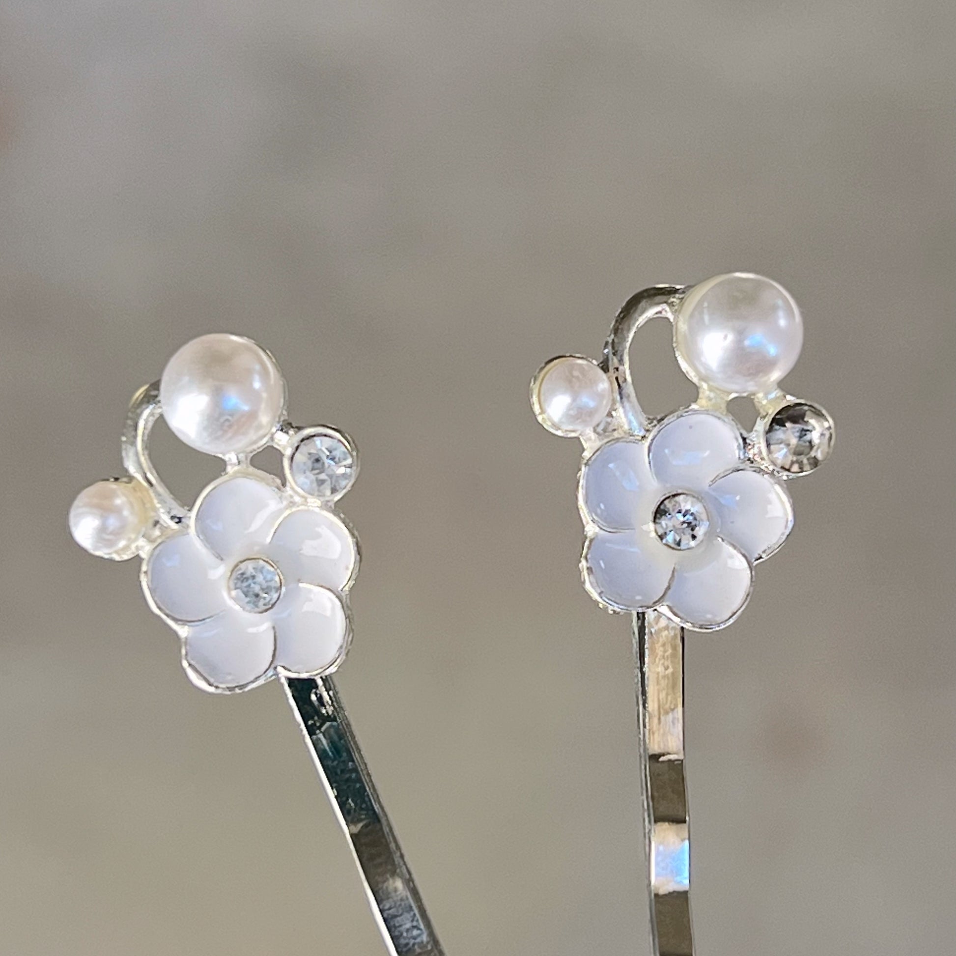 White Flower Pearl & Rhinestone Hair Pins: Elegant Silver Accents