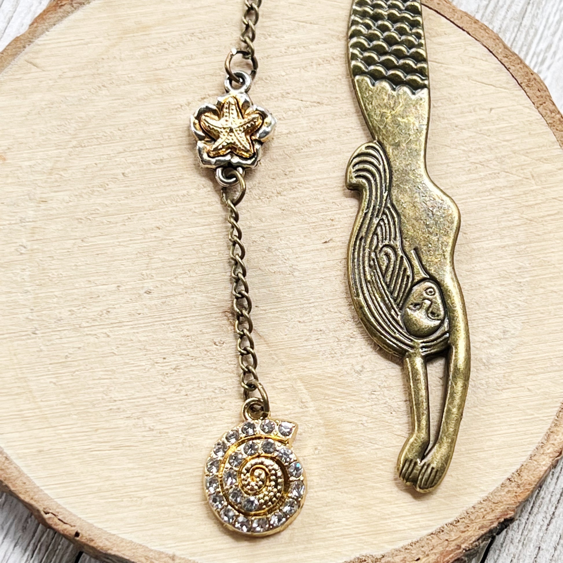 Metal Mermaid Bookmark with Seashell Dangle Chain Charm - Stylish & Unique Reading Accessory