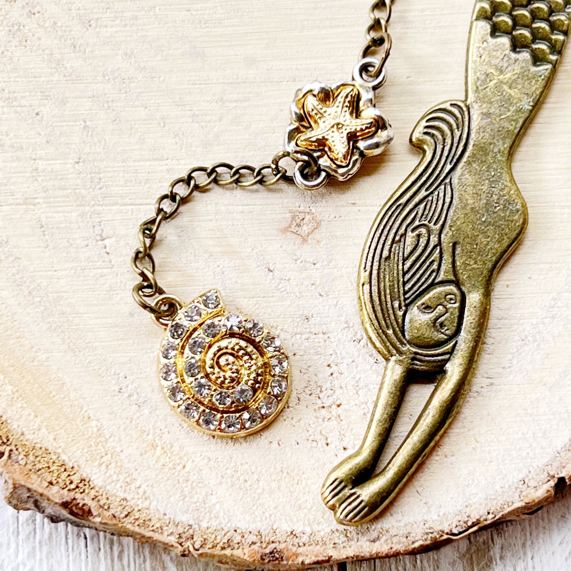 Metal Mermaid Bookmark with Seashell Dangle Chain Charm - Stylish & Unique Reading Accessory