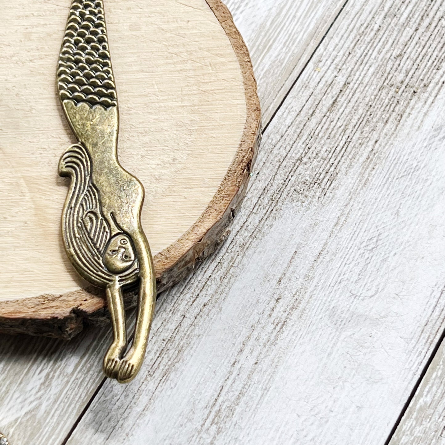 Metal Mermaid Bookmark with Seashell Dangle Chain Charm - Stylish & Unique Reading Accessory