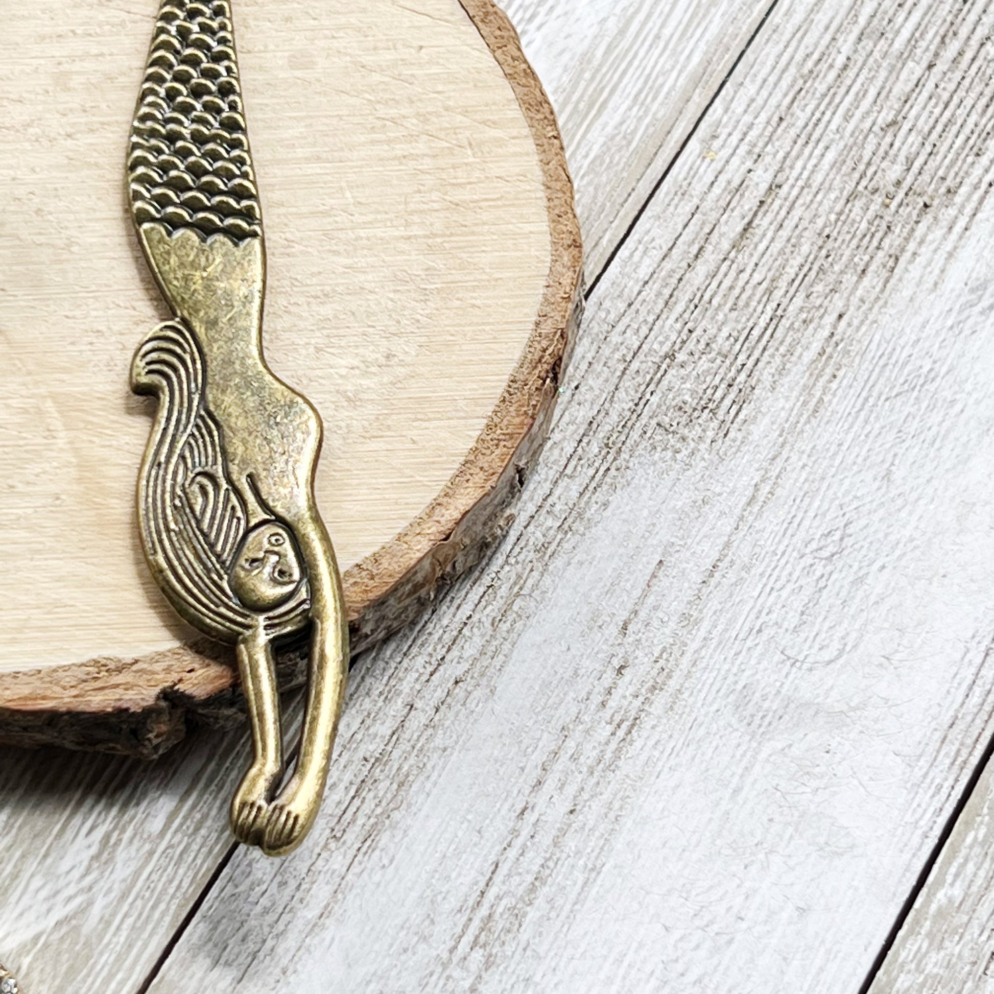 Metal Mermaid Bookmark with Seashell Dangle Chain Charm - Stylish & Unique Reading Accessory
