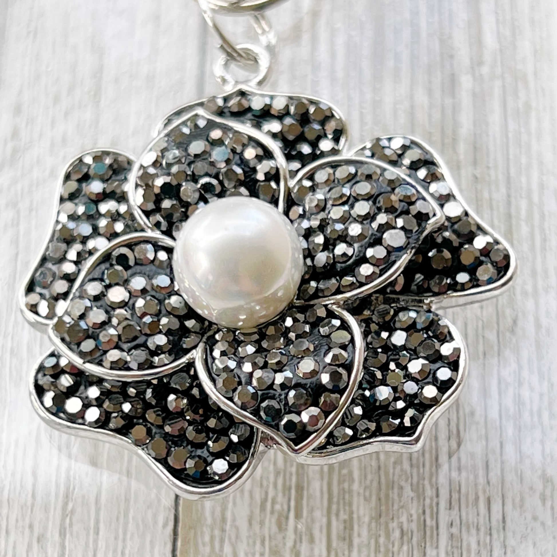 Flower Purse Charm with Rhinestones & Pearl: Elegant Accessory for Your Bag