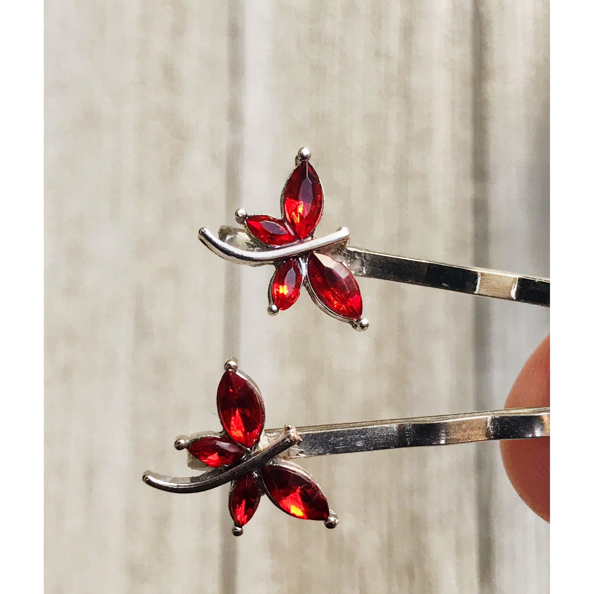 Measurement of red dragonfly hair pin shown on size chart
